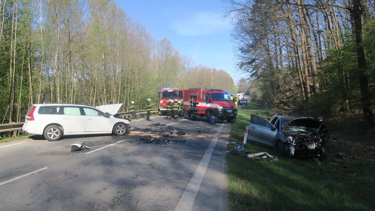 Čelní střet aut na Českokrumlovsku. Pro jednoho z řidičů letěl vrtulník